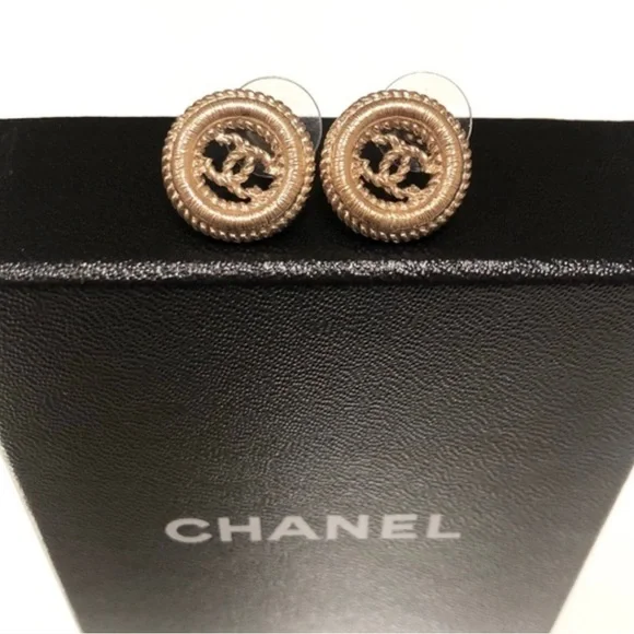 🌼 🏖️☀️SUMMER SALE☀️🏖️ Chanel CC Caged Earrings in GHW - Picture 4 of 7